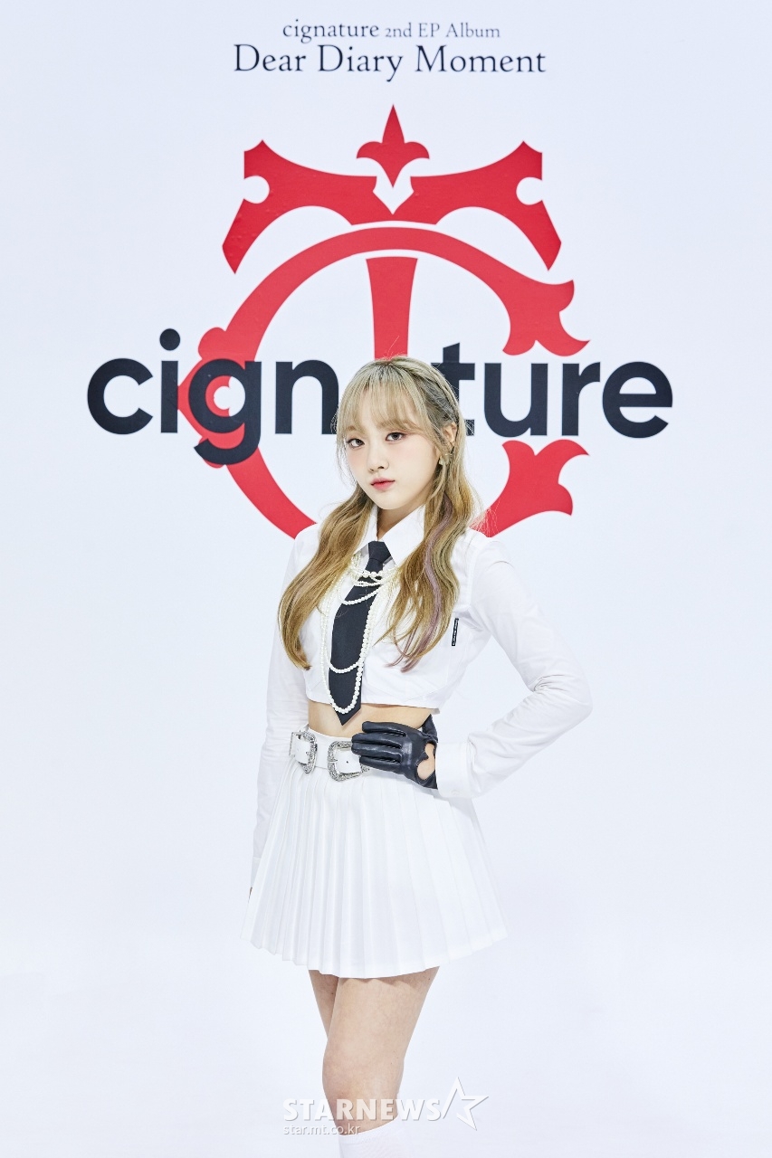걸그룹 시그니처(cignature) 클로이가 30일 오후 온라인으로 진행된 두 번째 EP 앨범 'Dear Diary Moment(디어 다이어리 모먼트)' 발매 기념 쇼케이스에서 포즈를 취하고 있다. / 사진제공=J9엔터테인먼트 /사진=김창현 기자 chmt@