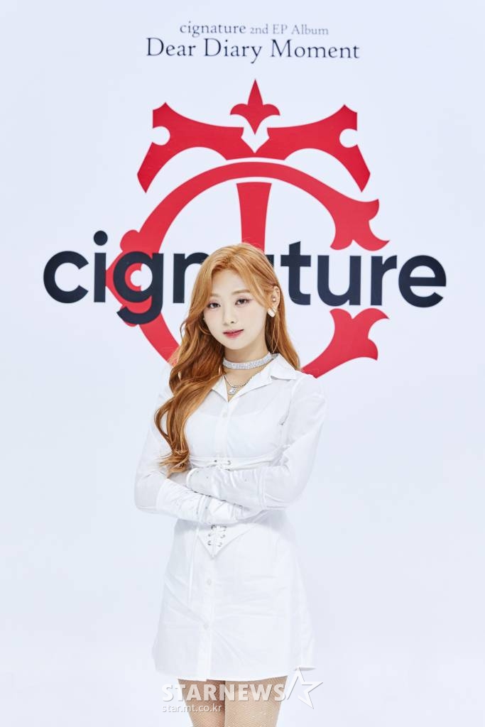 걸그룹 시그니처(cignature) 벨이 30일 오후 온라인으로 진행된 두 번째 EP 앨범 'Dear Diary Moment(디어 다이어리 모먼트)' 발매 기념 쇼케이스에서 포즈를 취하고 있다. / 사진제공=J9엔터테인먼트 /사진=김창현 기자 chmt@