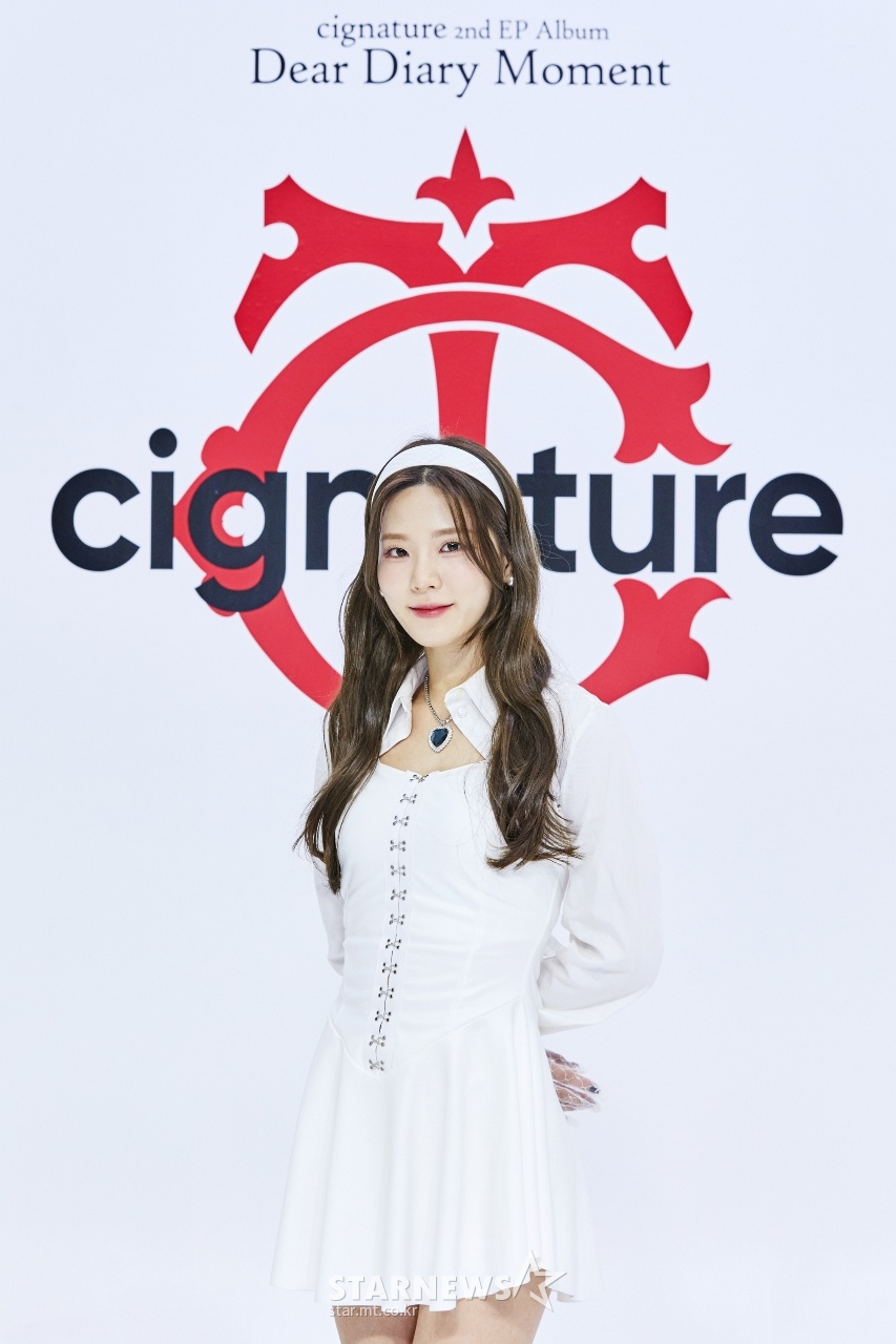 걸그룹 시그니처(cignature) 셀린이 30일 오후 온라인으로 진행된 두 번째 EP 앨범 'Dear Diary Moment(디어 다이어리 모먼트)' 발매 기념 쇼케이스에서 포즈를 취하고 있다. / 사진제공=J9엔터테인먼트 /사진=김창현 기자 chmt@