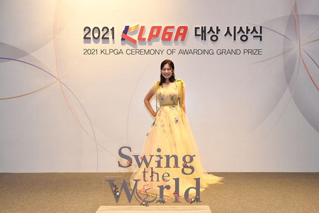박민지가 30일 KLPGA 대상 시상식에 참석해 포즈를 취하고 있다./사진=KLPGA