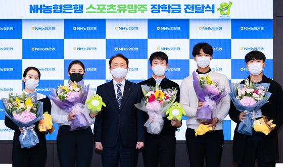 기념 사진 찍는 골프 선수들. 임채리(왼쪽 두 번째). /사진=NH농협은행 제공