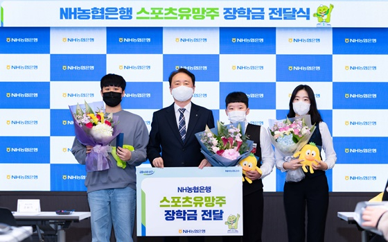 기념 사진 찍는 당구 선수들. 허채원(맨 오른쪽). /사진=NH농협은행 제공