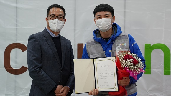 쿠팡 인사노무부문 김달현 상무는 고객과 지역사회의 안전을 위해 타인의 위험에 적극적으로 도움을 준 송진욱씨(오른쪽)의 공로를 치하했다. 사진=쿠팡 제공