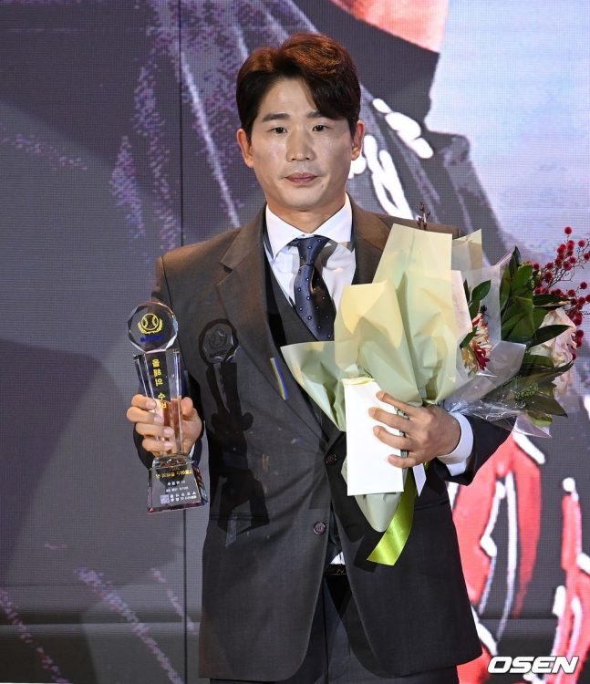 박경수가 2일 2021 프로야구 스포츠서울 올해의 상 시상식에서 '올해의 수비상'를 수상했다.
