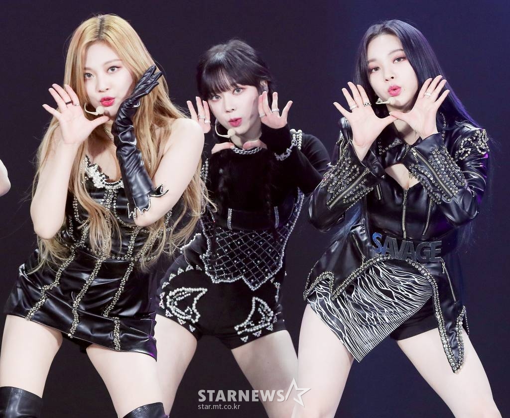 걸그룹 에스파(aespa) 닝닝, 윈터, 카리나가 2일 오후 중계된 2021 Asia Artist Awards(2021 아시아 아티스트 어워즈, 2021 AAA) 시상식에서 멋진 무대를 선보이고 있다.  스타뉴스가 주최하고 AAA 조직위원회가 주관하는 AAA는 어디에서도 보지 못했던 새로운 무대를 선보이며 전 세계 팬들의 눈과 귀를 사로잡아 명실상부 NO.1 글로벌 시상식으로 거듭났다. /사진=AAA 기자 star@