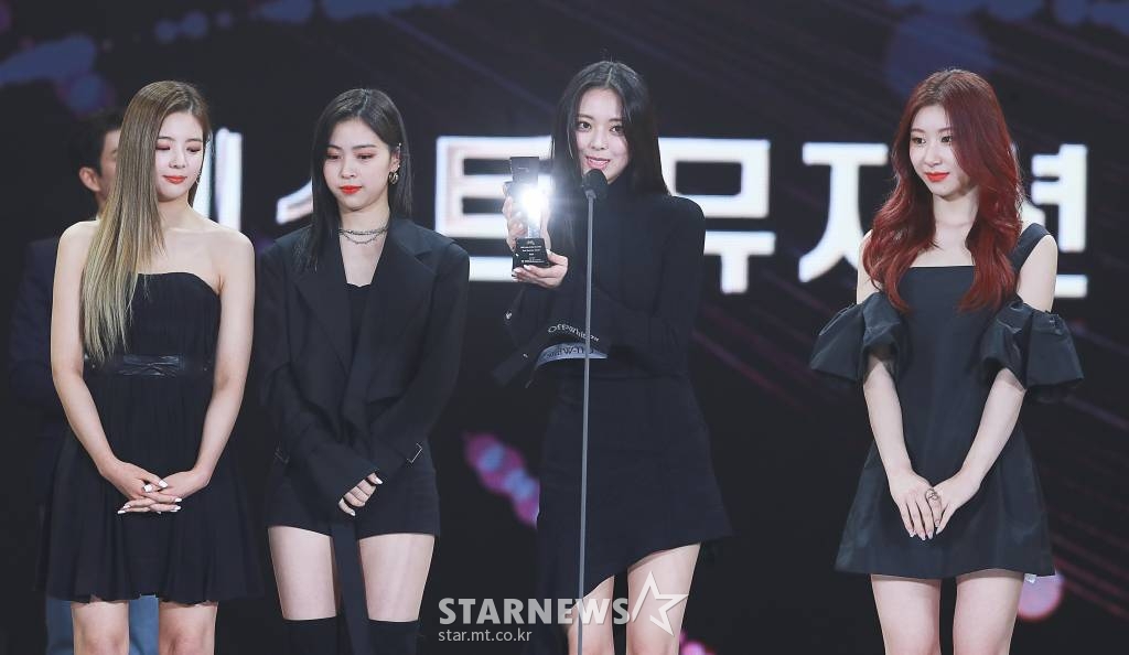 걸그룹 ITZY가 2일 오후 서울 강서구 등촌동 KBS 아레나에서 열린 2021 Asia Artist Awards (2021 아시아 아티스트 어워즈, 2021 AAA) 시상식에서 AAA 베스트 뮤지션상을 수상하고 소감을 전하고 있다.  스타뉴스가 주최하고 AAA 조직위원회가 주관하는 AAA는 어디에서도 보지 못했던 새로운 무대를 선보이며 전 세계 팬들의 눈과 귀를 사로잡아 명실상부 NO.1 글로벌 시상식으로 거듭났다. /사진=AAA 기자 star@