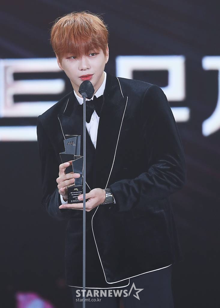 가수 강다니엘이 2일 오후 서울 강서구 등촌동 KBS 아레나에서 열린 2021 Asia Artist Awards (2021 아시아 아티스트 어워즈, 2021 AAA) 시상식에서 AAA 베스트 뮤지션상을 수상하고 소감을 전하고 있다.  스타뉴스가 주최하고 AAA 조직위원회가 주관하는 AAA는 어디에서도 보지 못했던 새로운 무대를 선보이며 전 세계 팬들의 눈과 귀를 사로잡아 명실상부 NO.1 글로벌 시상식으로 거듭났다. /사진=AAA 기자 star@