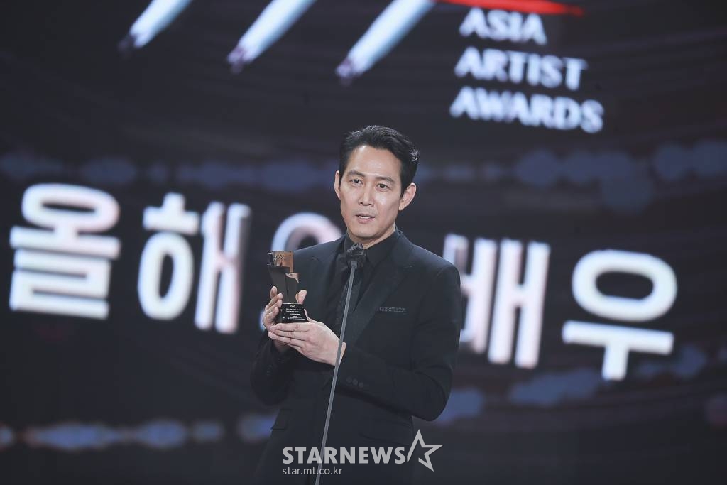 배우 이정재가 2일 오후 서울 강서구 등촌동 KBS 아레나에서 열린 2021 Asia Artist Awards (2021 아시아 아티스트 어워즈, 2021 AAA) 시상식에서 AAA 올해의 배우상을 수상하고 소감을 전하고 있다.  스타뉴스가 주최하고 AAA 조직위원회가 주관하는 AAA는 어디에서도 보지 못했던 새로운 무대를 선보이며 전 세계 팬들의 눈과 귀를 사로잡아 명실상부 NO.1 글로벌 시상식으로 거듭났다. /사진=AAA 기자 star@