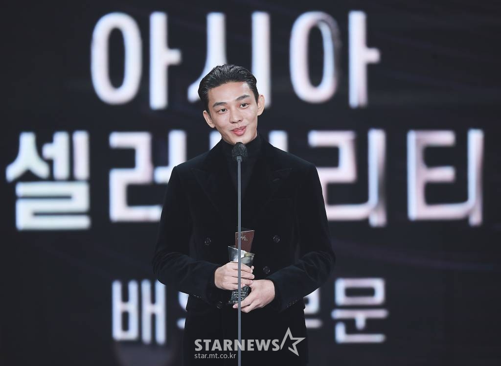 배우 유아인이 2일 오후 서울 강서구 등촌동 KBS 아레나에서 열린 2021 Asia Artist Awards (2021 아시아 아티스트 어워즈, 2021 AAA) 시상식에서 AAA 아시아 셀러브리티 배우 부문을 수상하고 소감을 전하고 있다.  스타뉴스가 주최하고 AAA 조직위원회가 주관하는 AAA는 어디에서도 보지 못했던 새로운 무대를 선보이며 전 세계 팬들의 눈과 귀를 사로잡아 명실상부 NO.1 글로벌 시상식으로 거듭났다. /사진=AAA 기자 star@
