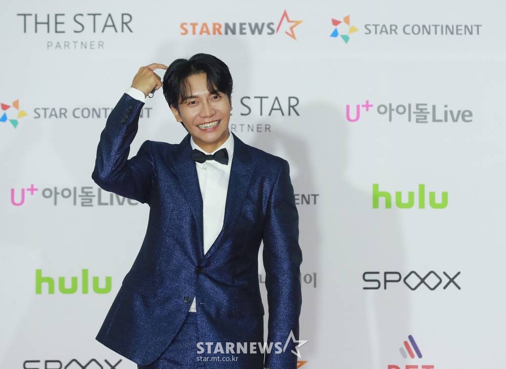 가수 겸 배우 이승기가 2일 오후 서울 강서구 등촌동 KBS 아레나에서 열린 2021 Asia Artist Awards (2021 아시아 아티스트 어워즈, 2021 AAA) 레드카펫에서 포즈를 취하고 있다.  스타뉴스가 주최하고 AAA 조직위원회가 주관하는 AAA는 어디에서도 보지 못했던 새로운 무대를 선보이며 전 세계 팬들의 눈과 귀를 사로잡아 명실상부 NO.1 글로벌 시상식으로 거듭났다. /사진=AAA 기자 star@