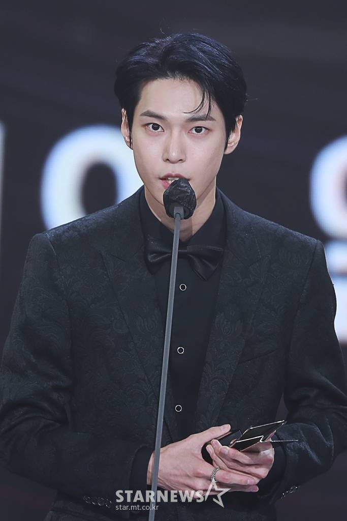 가수 도영이 2일 오후 서울 강서구 등촌동 KBS 아레나에서 열린 2021 Asia Artist Awards (2021 아시아 아티스트 어워즈, 2021 AAA) 시상식에서 AAA 올해의 앨범상을 수상하고 소감을 전하고 있다.  스타뉴스가 주최하고 AAA 조직위원회가 주관하는 AAA는 어디에서도 보지 못했던 새로운 무대를 선보이며 전 세계 팬들의 눈과 귀를 사로잡아 명실상부 NO.1 글로벌 시상식으로 거듭났다. /사진=AAA 기자 star@