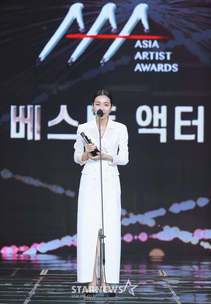배우 김주령이 2일 오후 서울 강서구 등촌동 KBS 아레나에서 열린 2021 Asia Artist Awards (2021 아시아 아티스트 어워즈, 2021 AAA) 시상식에서 AAA 베스트 액터상을 수상하고 소감을 전하고 있다.  스타뉴스가 주최하고 AAA 조직위원회가 주관하는 AAA는 어디에서도 보지 못했던 새로운 무대를 선보이며 전 세계 팬들의 눈과 귀를 사로잡아 명실상부 NO.1 글로벌 시상식으로 거듭났다. /사진=AAA 기자 star@