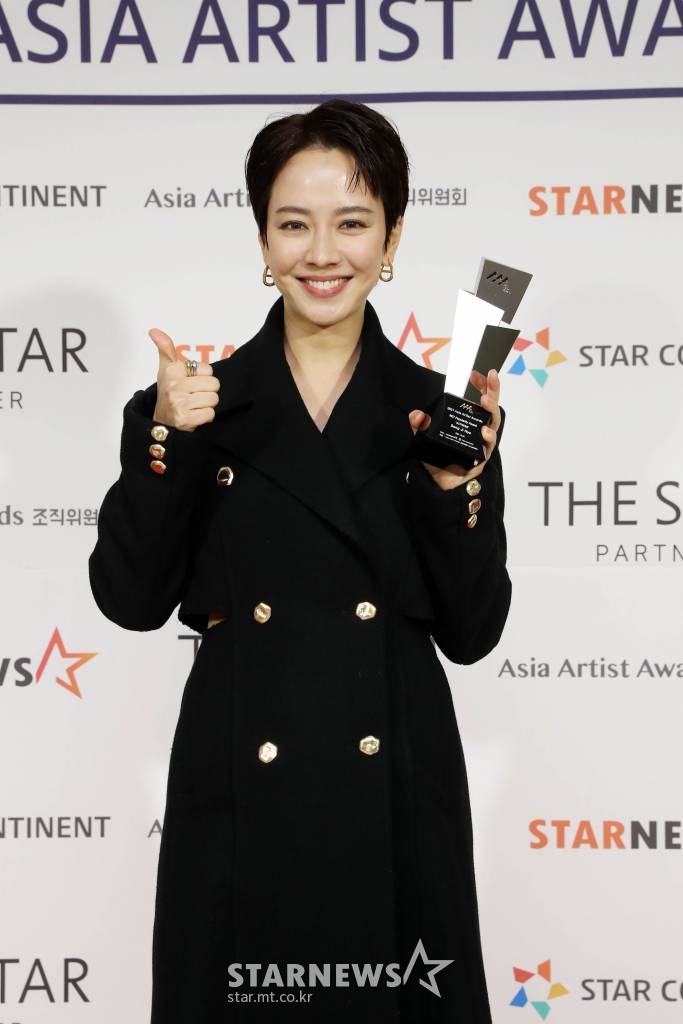 배우 송지효가 2일 오후 서울 강서구 KBS아레나에서 진행된 '2021 Asia Artist Awards(2021 아시아 아티스트 어워즈, 2021 AAA)' 시상식에서 AAA인기상을 수상하고 포즈를 취하고 있다. 스타뉴스가 주최하고 AAA 조직위원회가 주관하는 AAA는 어디에서도 보지 못했던 새로운 무대를 선보이며 전 세계 팬들의 눈과 귀를 사로잡아 명실상부 NO.1 글로벌 시상식으로 거듭났다. /사진=AAA 기자 star@