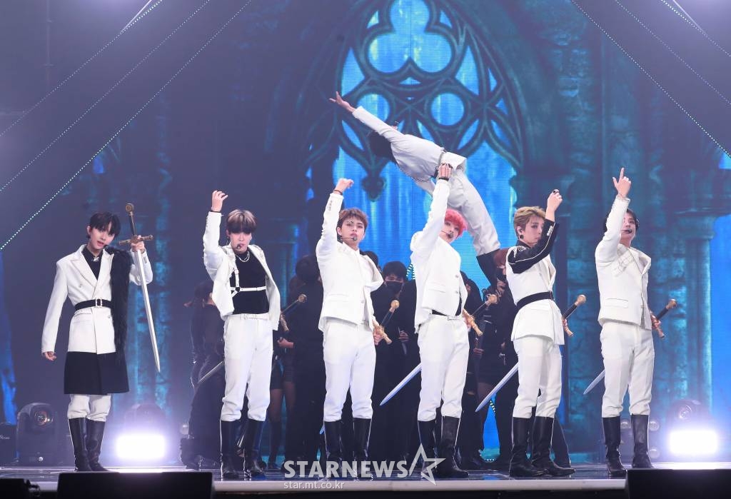 그룹 킹덤이 2일 오후 방송된 2021 Asia Artist Awards(2021 아시아 아티스트 어워즈, 2021 AAA) 시상식에서 멋진 무대를 선보이고 있다. 스타뉴스가 주최하고 AAA 조직위원회가 주관하는 AAA는 어디에서도 보지 못했던 새로운 무대를 선보이며 전 세계 팬들의 눈과 귀를 사로잡아 명실상부 NO.1 글로벌 시상식으로 거듭났다 /사진=AAA 기자 star@