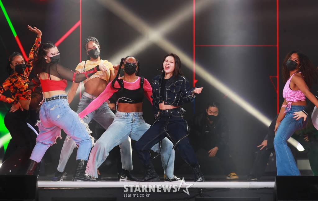 가수 알렉사가 2일 오후 방송된 2021 Asia Artist Awards(2021 아시아 아티스트 어워즈, 2021 AAA) 시상식에서 멋진 무대를 선보이고 있다. 스타뉴스가 주최하고 AAA 조직위원회가 주관하는 AAA는 어디에서도 보지 못했던 새로운 무대를 선보이며 전 세계 팬들의 눈과 귀를 사로잡아 명실상부 NO.1 글로벌 시상식으로 거듭났다 /사진=AAA 기자 star@