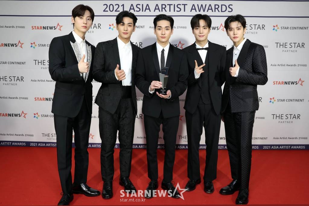그룹 뉴이스트가 2일 오후 서울 강서구 KBS아레나에서 진행된 '2021 Asia Artist Awards(2021 아시아 아티스트 어워즈, 2021 AAA)' 시상식에서 AAA 어치브먼트상을 수상하고 포즈를 취하고 있다.  스타뉴스가 주최하고 AAA 조직위원회가 주관하는 AAA는 어디에서도 보지 못했던 새로운 무대를 선보이며 전 세계 팬들의 눈과 귀를 사로잡아 명실상부 NO.1 글로벌 시상식으로 거듭났다. /사진=AAA 기자 star@