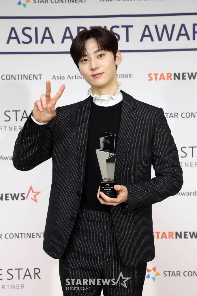 배우 황민현이 2일 오후 서울 강서구 KBS아레나에서 진행된 '2021 Asia Artist Awards(2021 아시아 아티스트 어워즈, 2021 AAA)' 시상식에서 AAA포텐셜 배우부문상을 수상하고 포즈를 취하고 있다.  스타뉴스가 주최하고 AAA 조직위원회가 주관하는 AAA는 어디에서도 보지 못했던 새로운 무대를 선보이며 전 세계 팬들의 눈과 귀를 사로잡아 명실상부 NO.1 글로벌 시상식으로 거듭났다. /사진=AAA 기자 star@