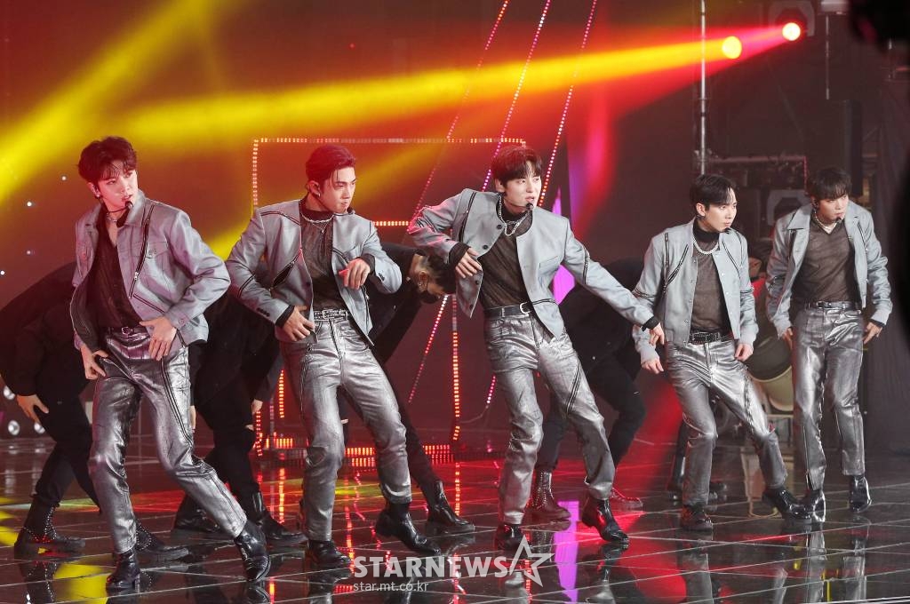 그룹  뉴이스트가 2일 오후 방송된 2021 Asia Artist Awards(2021 아시아 아티스트 어워즈, 2021 AAA) 시상식에서 멋진 무대를 선보이고 있다.  스타뉴스가 주최하고 AAA 조직위원회가 주관하는 AAA는 어디에서도 보지 못했던 새로운 무대를 선보이며 전 세계 팬들의 눈과 귀를 사로잡아 명실상부 NO.1 글로벌 시상식으로 거듭났다 /사진=AAA 기자 star@