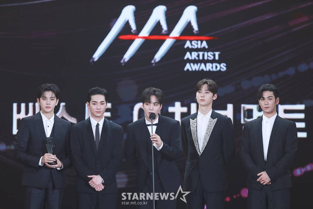 그룹 뉴이스트가 2일 오후 서울 강서구 등촌동 KBS 아레나에서 열린 2021 Asia Artist Awards (2021 아시아 아티스트 어워즈, 2021 AAA) 시상식에서 AAA 베스트 어치브먼트상을 수상하고 소감을 전하고 있다.  스타뉴스가 주최하고 AAA 조직위원회가 주관하는 AAA는 어디에서도 보지 못했던 새로운 무대를 선보이며 전 세계 팬들의 눈과 귀를 사로잡아 명실상부 NO.1 글로벌 시상식으로 거듭났다. /사진=AAA 기자 star@