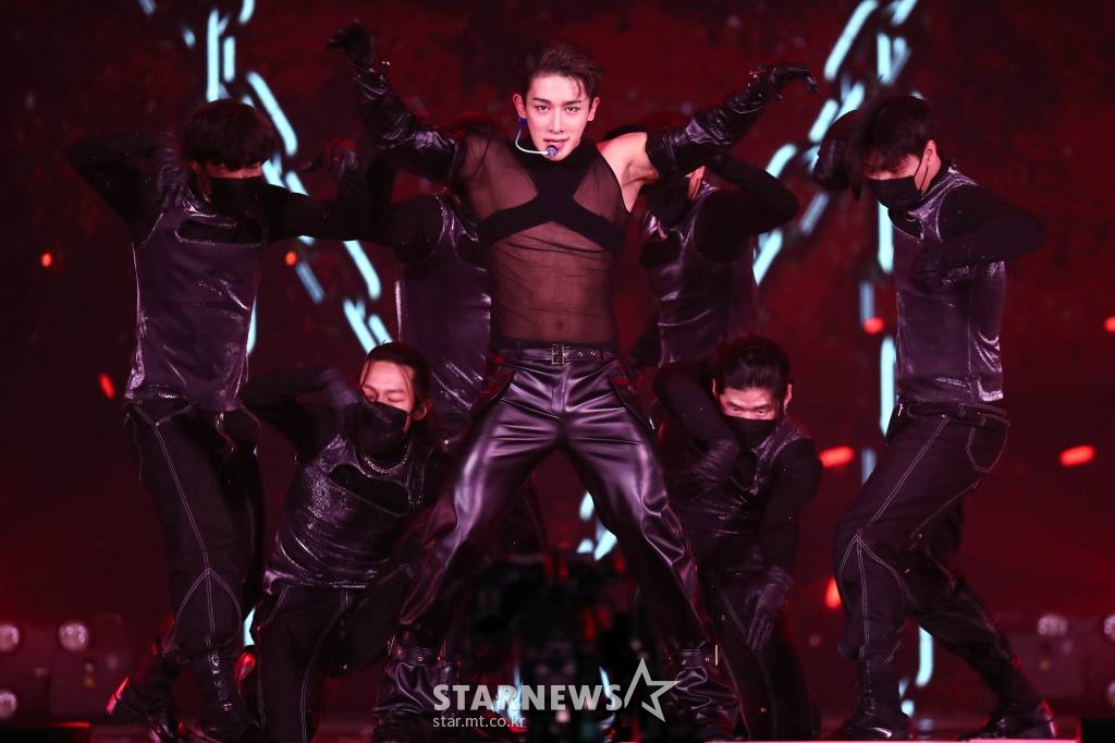가수 원호가 2일 오후 방송된 2021 Asia Artist Awards(2021 아시아 아티스트 어워즈, 2021 AAA) 시상식에서 멋진 무대를 선보이고 있다. 스타뉴스가 주최하고 AAA 조직위원회가 주관하는 AAA는 어디에서도 보지 못했던 새로운 무대를 선보이며 전 세계 팬들의 눈과 귀를 사로잡아 명실상부 NO.1 글로벌 시상식으로 거듭났다. /사진=AAA 기자 star@