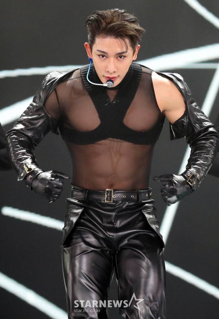 가수 원호가 2일 오후 방송된 2021 Asia Artist Awards(2021 아시아 아티스트 어워즈, 2021 AAA) 시상식에서 멋진 무대를 선보이고 있다. 스타뉴스가 주최하고 AAA 조직위원회가 주관하는 AAA는 어디에서도 보지 못했던 새로운 무대를 선보이며 전 세계 팬들의 눈과 귀를 사로잡아 명실상부 NO.1 글로벌 시상식으로 거듭났다. /사진=AAA 기자 star@