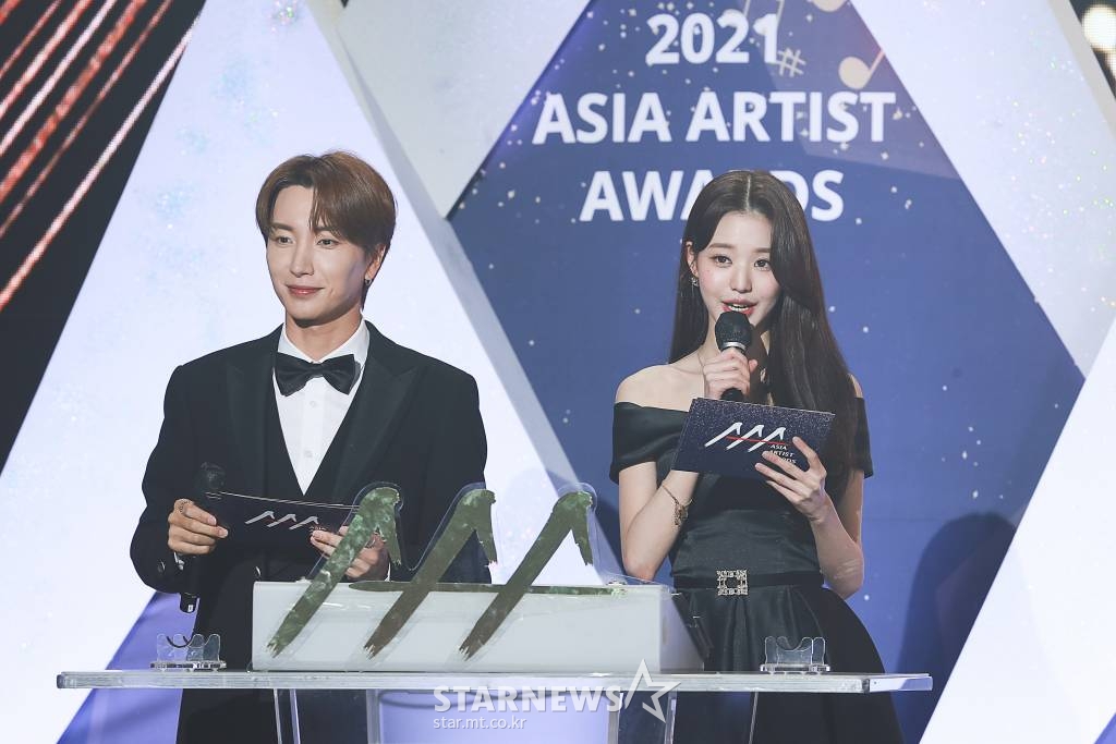 가수 이특. 장원영이 2일 오후 서울 강서구 등촌동 KBS 아레나에서 열린 2021 Asia Artist Awards (2021 아시아 아티스트 어워즈, 2021 AAA) 시상식에서 사회를 보고 있다