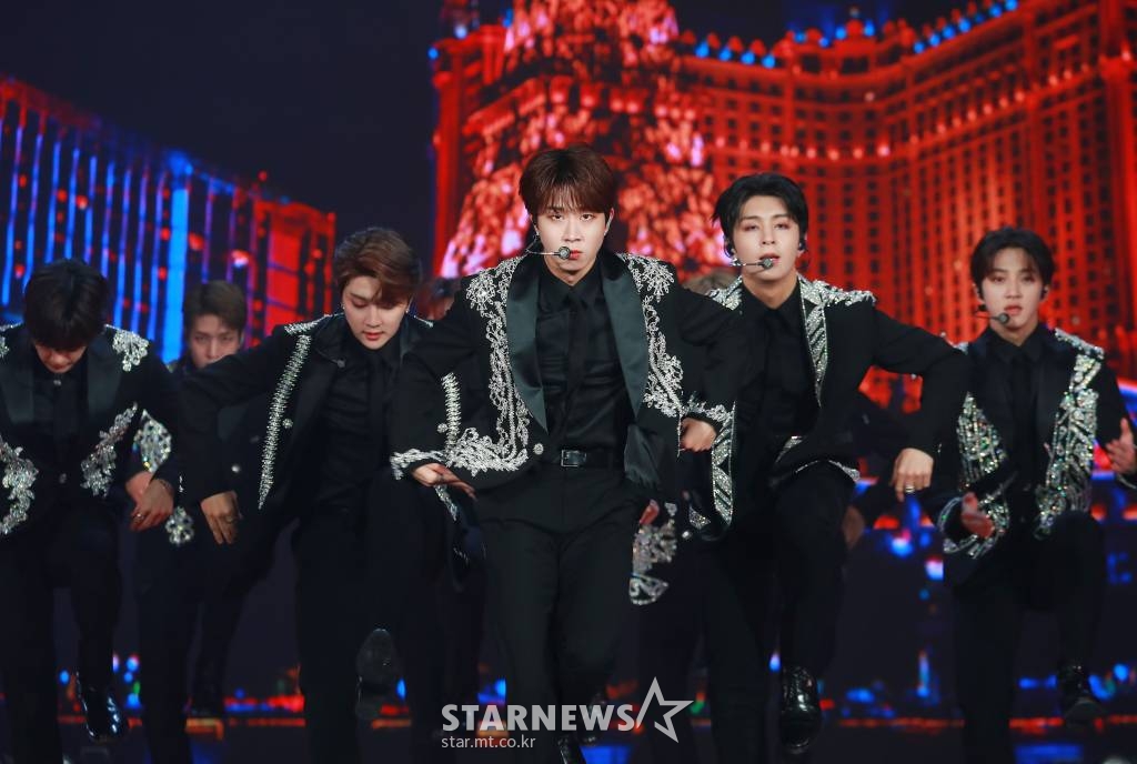 그룹 골든차일드가 2일 오후 방송된 2021 Asia Artist Awards(2021 아시아 아티스트 어워즈, 2021 AAA) 시상식에서 멋진 무대를 선보이고 있다.  스타뉴스가 주최하고 AAA 조직위원회가 주관하는 AAA는 어디에서도 보지 못했던 새로운 무대를 선보이며 전 세계 팬들의 눈과 귀를 사로잡아 명실상부 NO.1 글로벌 시상식으로 거듭났다 /사진=AAA 기자 star@