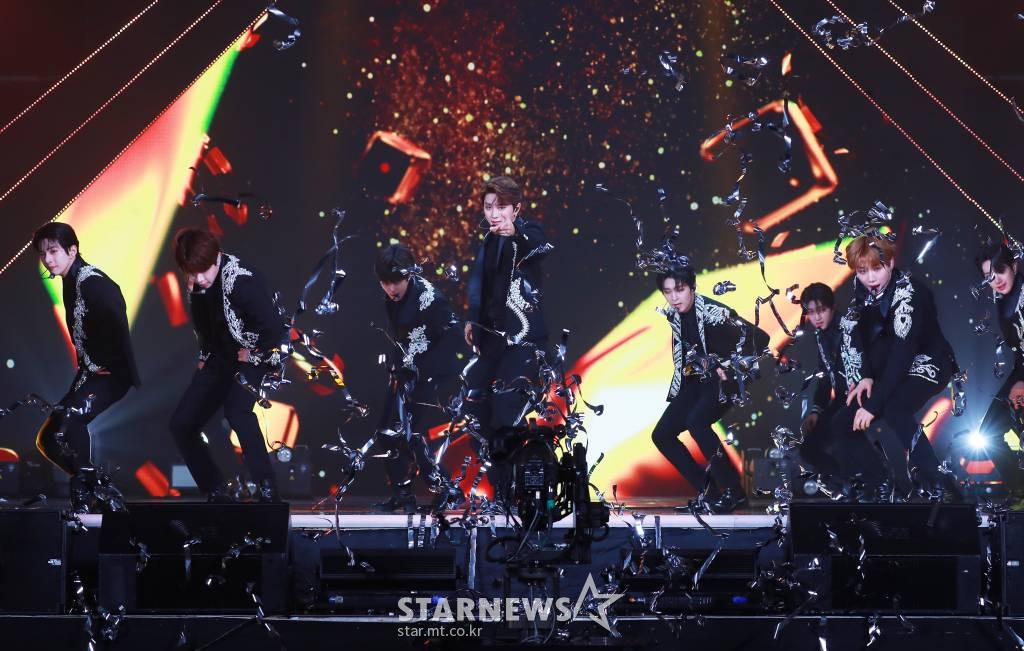 그룹 골든차일드가 2일 오후 방송된 2021 Asia Artist Awards(2021 아시아 아티스트 어워즈, 2021 AAA) 시상식에서 멋진 무대를 선보이고 있다.  스타뉴스가 주최하고 AAA 조직위원회가 주관하는 AAA는 어디에서도 보지 못했던 새로운 무대를 선보이며 전 세계 팬들의 눈과 귀를 사로잡아 명실상부 NO.1 글로벌 시상식으로 거듭났다 /사진=AAA 기자 star@