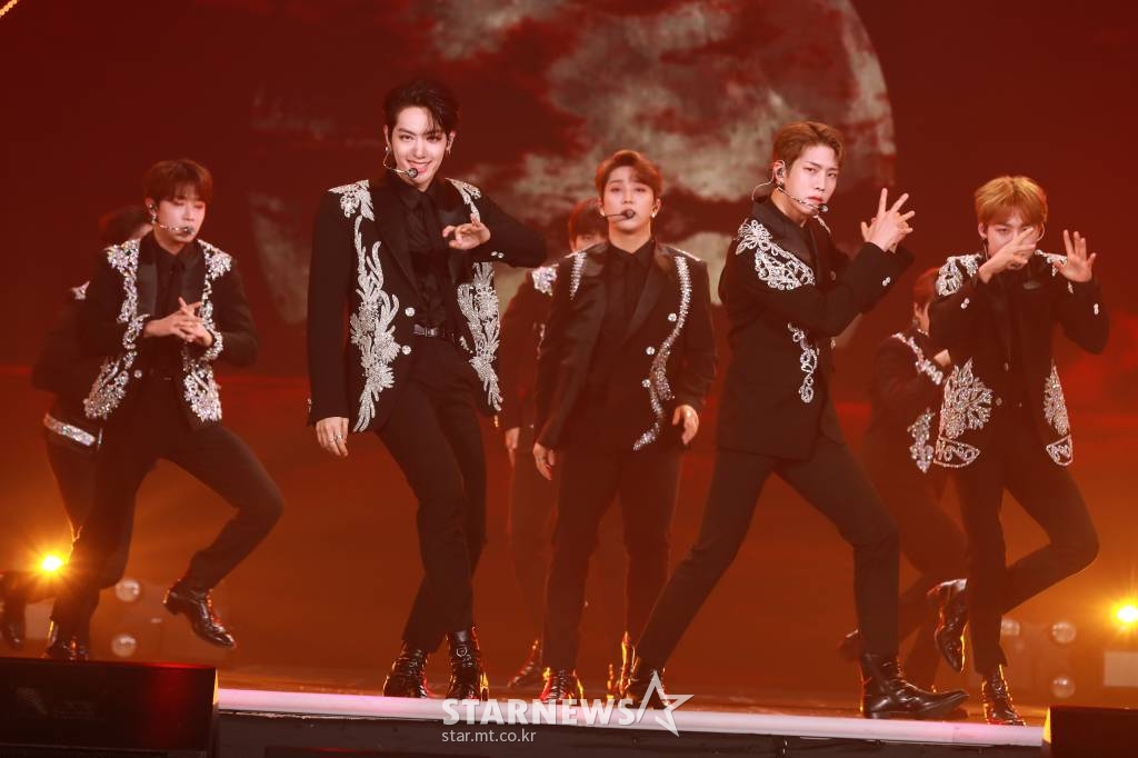 그룹 골든차일드가 2일 오후 방송된 2021 Asia Artist Awards(2021 아시아 아티스트 어워즈, 2021 AAA) 시상식에서 멋진 무대를 선보이고 있다.  스타뉴스가 주최하고 AAA 조직위원회가 주관하는 AAA는 어디에서도 보지 못했던 새로운 무대를 선보이며 전 세계 팬들의 눈과 귀를 사로잡아 명실상부 NO.1 글로벌 시상식으로 거듭났다 /사진=AAA 기자 star@