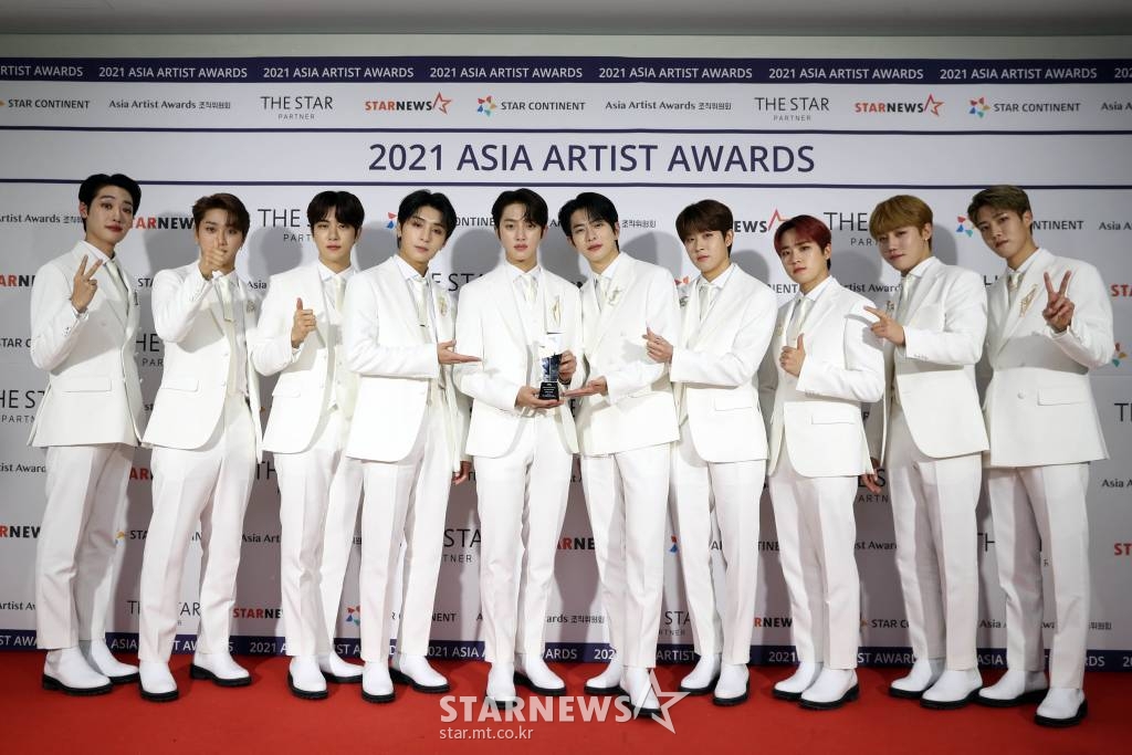 그룹 골든차일드가 2일 오후 서울 강서구 KBS아레나에서 진행된 '2021 Asia Artist Awards(2021 아시아 아티스트 어워즈, 2021 AAA)' 시상식에서 AAA 베스트초이스상 가수부문을 수상하고 포즈를 취하고 있다.  스타뉴스가 주최하고 AAA 조직위원회가 주관하는 AAA는 어디에서도 보지 못했던 새로운 무대를 선보이며 전 세계 팬들의 눈과 귀를 사로잡아 명실상부 NO.1 글로벌 시상식으로 거듭났다. /사진=AAA 기자 star@