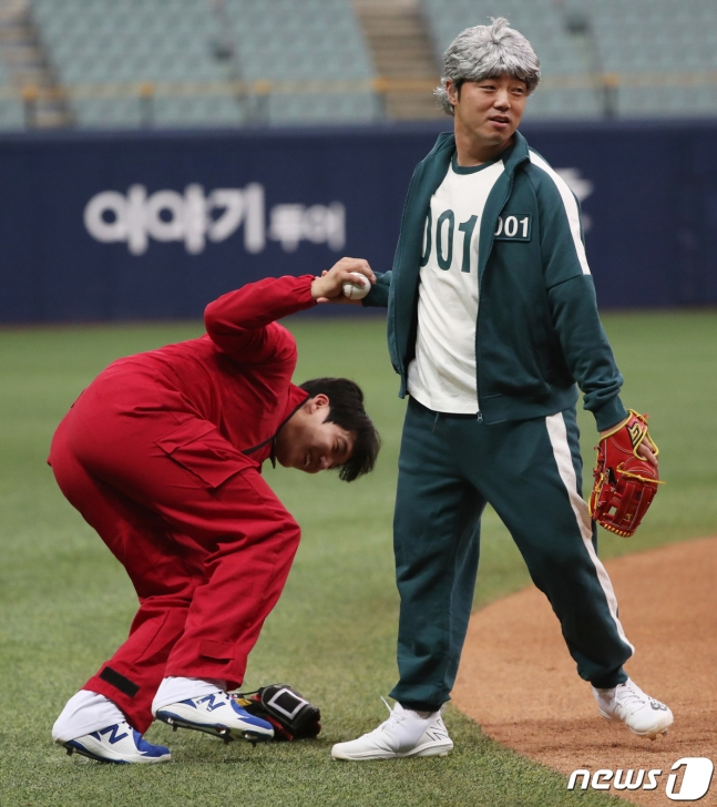 오징어 게임 캐릭터 분장을 하고 경기에 나선 원태인(왼쪽)과 김민수. /사진=뉴스1