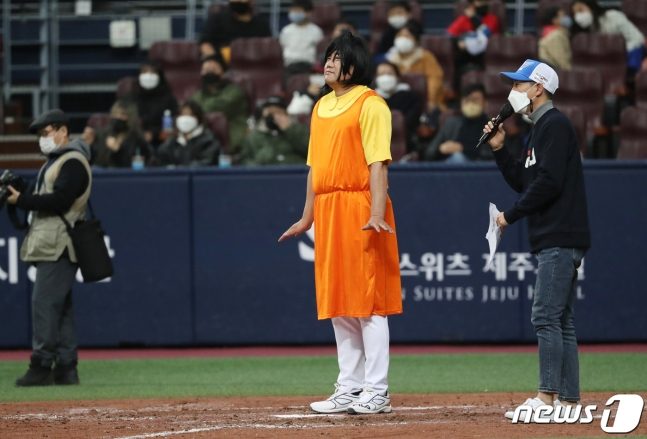 오징어 게임 '영희' 캐릭터로 분장한 양준혁 이사장(가운데). /사진=뉴스1