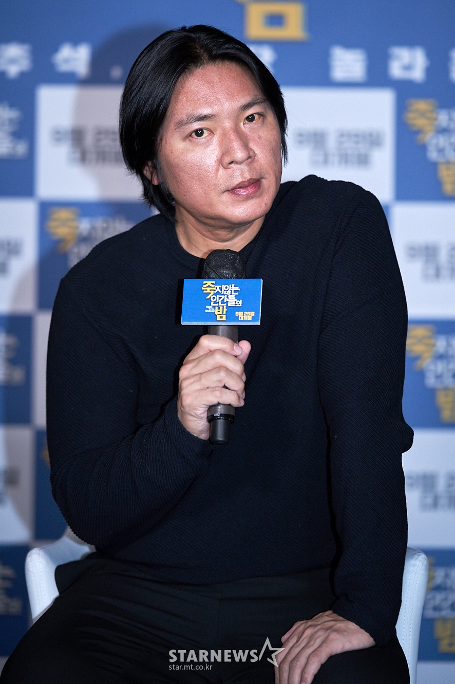 신정원 감독이 22일 오후 온라인 생중계로 진행된 영화 '죽지않는 인간들의 밤' 라이브 컨퍼런스에 참석해 인사말을 하고 있다. '죽지않는 인간들의 밤'은 죽지 않는 언브레이커블을 죽이기 위한 이야기를 그린 코믹 스릴러로 오는 29일 개봉한다. / 사진제공 = TCO(주)더콘텐츠온 /사진=김창현 기자 chmt@