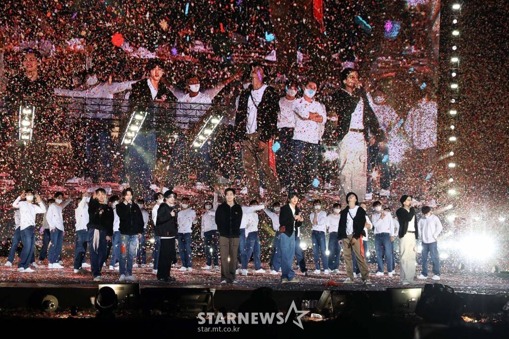 그룹 방탄소년단(BTS)이 24일 오후 온라인으로 진행된 'BTS 퍼미션 투 댄스 온 스테이지'(BTS PERMISSION TO DANCE ON STAGE)' 콘서트에서 화려한 무대를 선보이고 있다. 온라인으로 진행된 'BTS 퍼미션 투 댄스 온 스테이지'를 성공적으로 마친 방탄소년단은 오는 11월 27~28일, 12월 1~2일(현지시간) 미국 로스앤젤레스 소파이(SoFi) 스타디움에서 'BTS PERMISSION TO DANCE ON STAGE - LA' 오프라인 공연을 개최, 새로운 투어 시리즈를 이어간다. 마지막 회차 공연(12월 2일)은 온라인 라이브 스트리밍 예정이다. 또한, 로스앤젤레스에 위치한 전문 공연장 '유튜브 시어터(YouTube Theater)'에서 'BTS PERMISSION TO DANCE ON STAGE - LA'를 실시간 생중계로 즐길 수 있는 유료 오프라인 이벤트 'LIVE PLAY in LA'도 마련된다. / 사진제공 = 빅히트뮤직 /사진=김창현 기자 chmt@