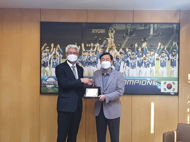 곽합(왼쪽) 국군체육부대장이 7일 정지택 한국야구위원회(KBO) 총재에게 감사패를 전달하고 있다. /사진=KBO