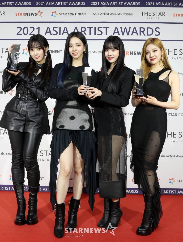 그룹 에스파가 2일 오후 서울 강서구 KBS아레나에서 진행된 '2021 Asia Artist Awards(2021 아시아 아티스트 어워즈, 2021 AAA)' 시상식에서 AAA 대상 올해의 스테이지상을 수상하고 포즈를 취하고 있다. 스타뉴스가 주최하고 AAA 조직위원회가 주관하는 AAA는 어디에서도 보지 못했던 새로운 무대를 선보이며 전 세계 팬들의 눈과 귀를 사로잡아 명실상부 NO.1 글로벌 시상식으로 거듭났다. /사진=AAA 기자 star@
