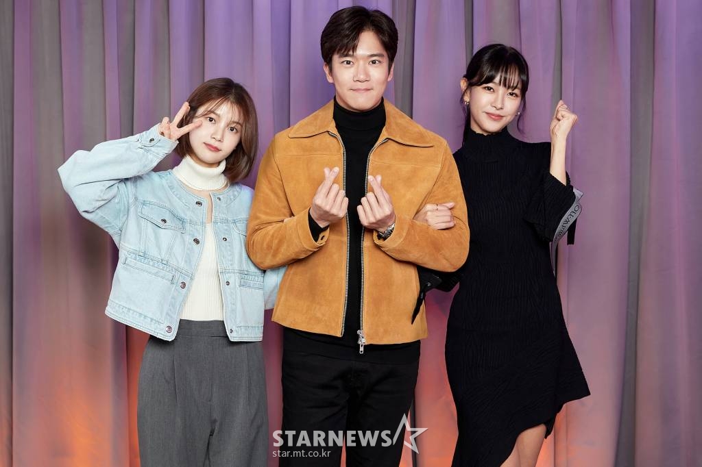 배우 임현주과 하석진, 고원희가 8일 오후 온라인으로 진행된 플레이리스트와 스튜디오N 공동제작 새 드라마 '백수세끼' 제작발표회에서 포즈를 취하고 있다 2021.12.08 사진=플레이리스트·스튜디오N 제공 /사진=임성균 기자 tjdrbs23@