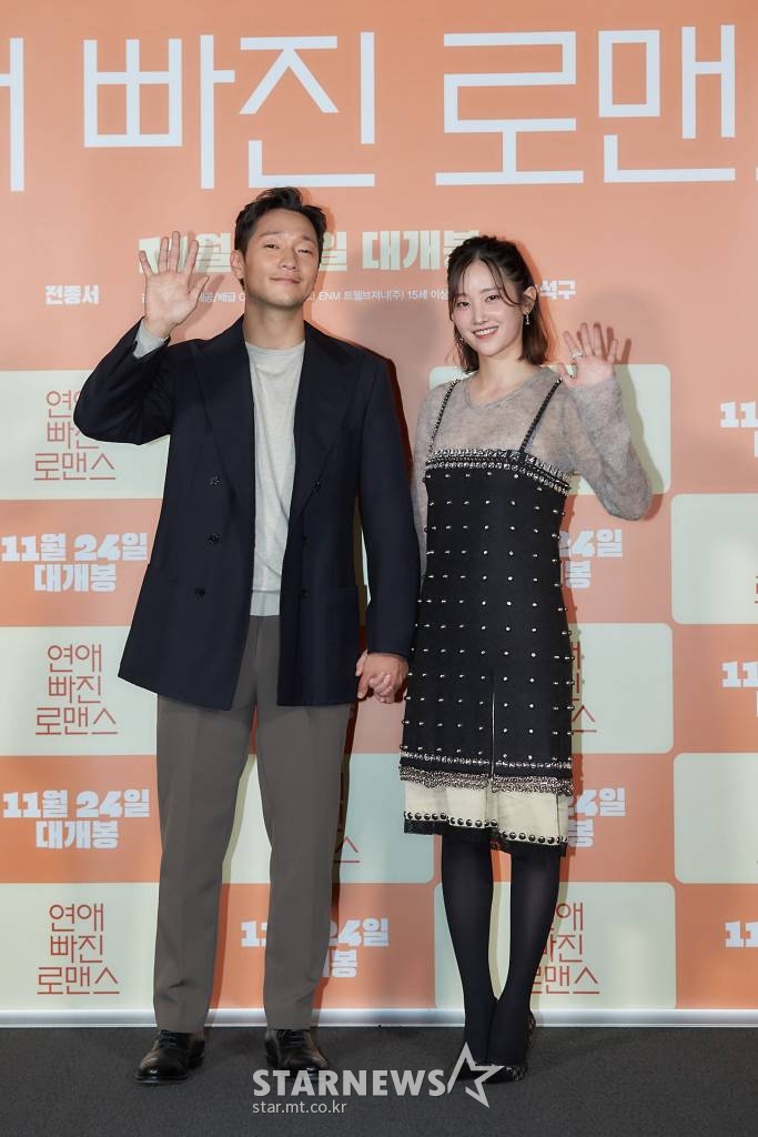 배우 손석구, 전종서가 17일 오후 서울 CGV 용산아이파크몰에서 진행된 영화 '연애 빠진 로맨스'(감독 정가영) 언론시사회에 참석해 포즈를 취하고 있다. 연애는 싫지만 외로운 건 더 싫은 '자영'(전종서)과 일도 연애도 뜻대로 안 풀리는 '우리'(손석구)의 로맨스를 그린 영화 '연애 빠진 로맨스'는 오는 24일 개봉된다. /사진제공=CJ엔터테인먼트 2021.11.17 /사진=이동훈 기자 photoguy@
