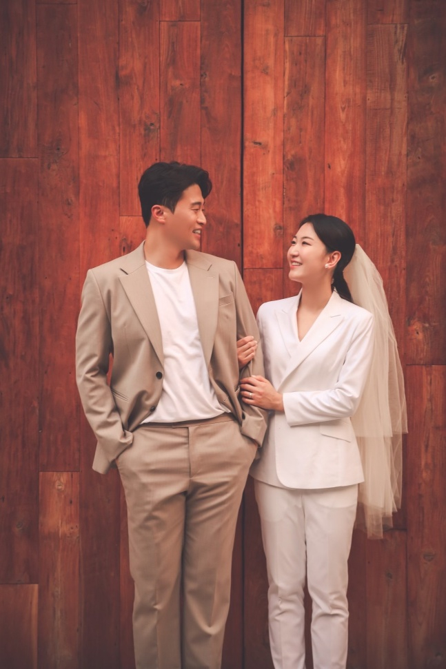 박영인 키움 전력분석원(왼쪽)과 신부 김유빈 양./사진=키움 히어로즈