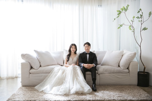 박영인 키움 전력분석원(오른쪽)과 신부 김유빈 양./사진=키움 히어로즈