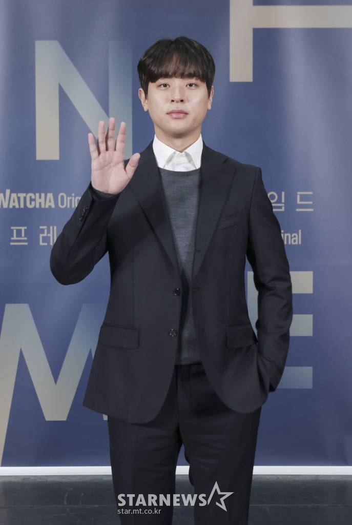감독으로 변신한 배우 박정민이 6일 온라인 생중계로 진행된 왓챠 오리지널 '언프레임드' 제작보고회에 참석해 포즈를 취하고 있다. 네 명의 배우(박정민, 손석구, 최희서, 이제훈)가 프레임에서 벗어나 마음속 깊숙이 품고 있던 이야기를 직접 쓰고 연출한 숏필름 프로젝트 '언프레임드'는 오는 8일 공개된다. /사진제공=왓챠 2021.12.06 /사진=이동훈 기자 photoguy@