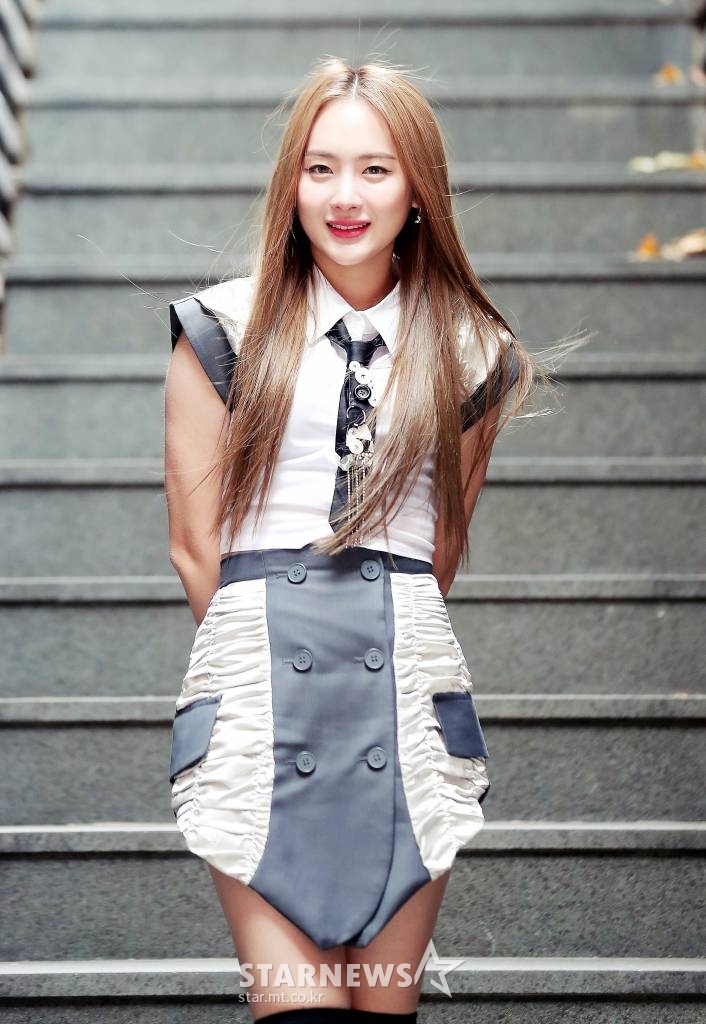 걸그룹 버가부(bugAboo) 시연이 스타뉴스와 인터뷰에 앞서 포즈를 취하고 있다.  지난달 25일 데뷔한 버가부(bugAboo)는 멤버들의 트라우마를 극복해나가는 유니크한 세계관과 화려한 뮤직비디오, 완성도 높은 음악과 퍼포먼스까지 글로벌 K팝 팬들의 시선을 사로잡았다.  데뷔곡 'bugAboo'는 발매와 동시에 국내 음원사이트 실시간 차트에 이름을 올리며 괴물 신인의 저력을 입증했으며, 뮤직비디오 또한 공개 14시간 만에 100만뷰를 돌파하는 데 이어 일주일 만에 1000만뷰를 돌파하는 저력을 보였다. /사진=김창현 기자 chmt@