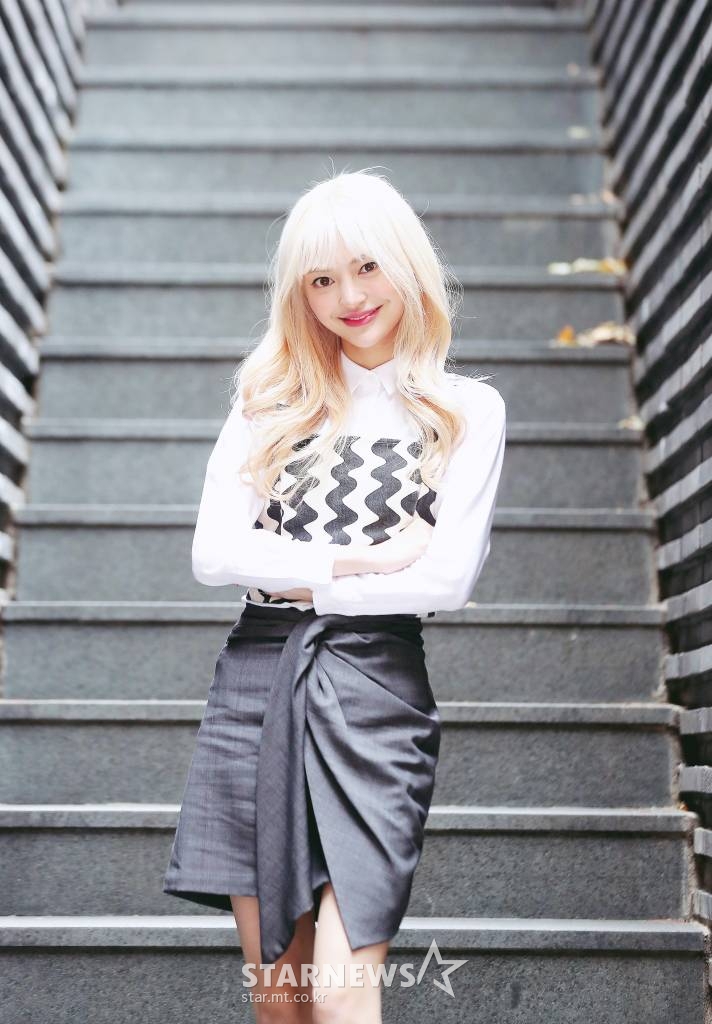 걸그룹 버가부(bugAboo) 초연이 스타뉴스와 인터뷰에 앞서 포즈를 취하고 있다.  지난달 25일 데뷔한 버가부(bugAboo)는 멤버들의 트라우마를 극복해나가는 유니크한 세계관과 화려한 뮤직비디오, 완성도 높은 음악과 퍼포먼스까지 글로벌 K팝 팬들의 시선을 사로잡았다.  데뷔곡 'bugAboo'는 발매와 동시에 국내 음원사이트 실시간 차트에 이름을 올리며 괴물 신인의 저력을 입증했으며, 뮤직비디오 또한 공개 14시간 만에 100만뷰를 돌파하는 데 이어 일주일 만에 1000만뷰를 돌파하는 저력을 보였다. /사진=김창현 기자 chmt@