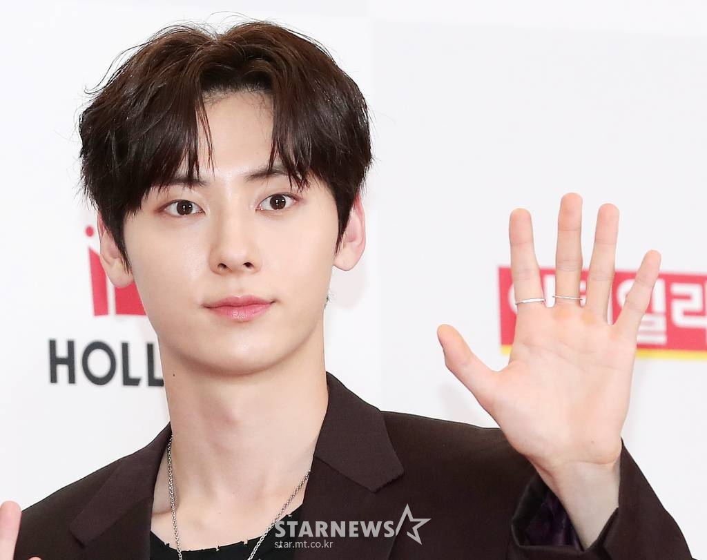 뉴이스트 황민현이 19일 오후 서울 종로구 세종문화회관에서 진행된 '제8회 이데일리 문화대상'에 참석해 포즈를 취하고 있다. 2021.10.19 /사진=김창현 기자 chmt@