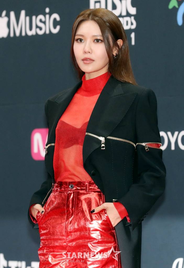 가수 겸 배우 최수영이 11일 오후 경기도 파주시 CJ ENM 스튜디오 센터에서 진행되는 World’s No.1 K-POP 음악 시상식 ‘2021Mnet ASIAN MUSIC AWARDS (2021 MAMA)’ 레드카펫을 밟고 입장하고 있다. 2021.12.11 /사진=임성균 기자 tjdrbs23@