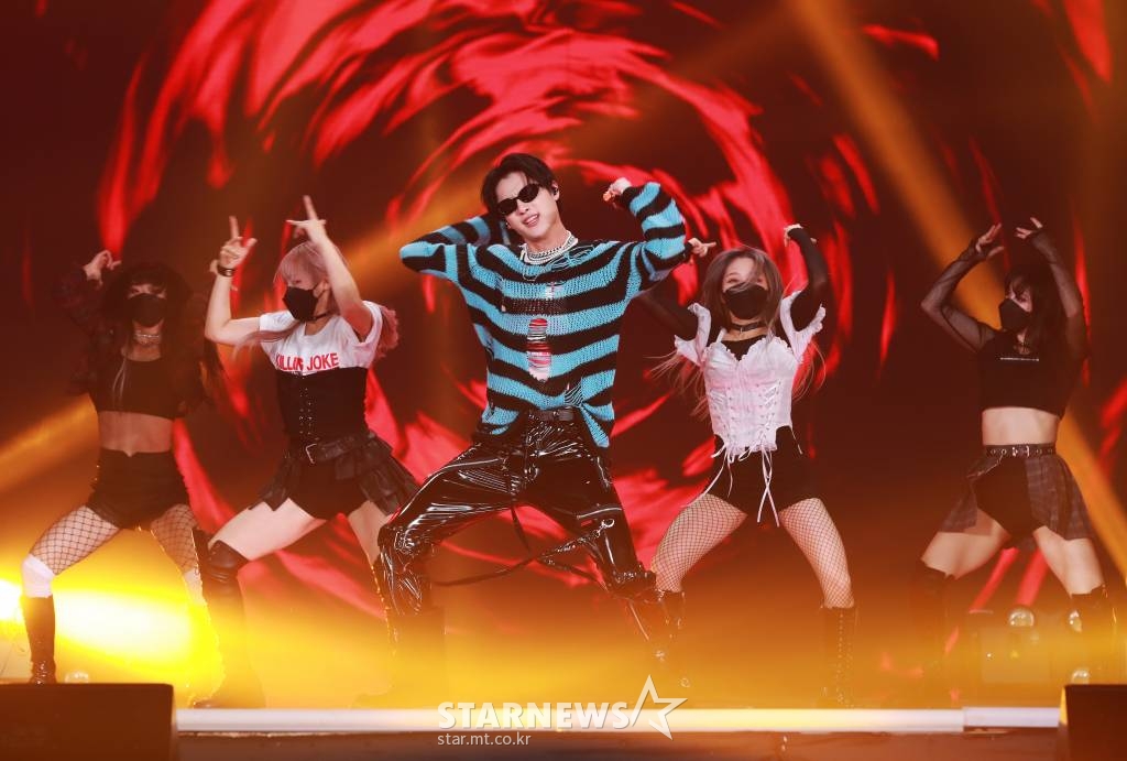 가수 우즈(조승연)가 2일 오후 방송된 2021 Asia Artist Awards(2021 아시아 아티스트 어워즈, 2021 AAA) 시상식에서 멋진 무대를 선보이고 있다. 스타뉴스가 주최하고 AAA 조직위원회가 주관하는 AAA는 어디에서도 보지 못했던 새로운 무대를 선보이며 전 세계 팬들의 눈과 귀를 사로잡아 명실상부 NO.1 글로벌 시상식으로 거듭났다 /사진=AAA 기자 star@