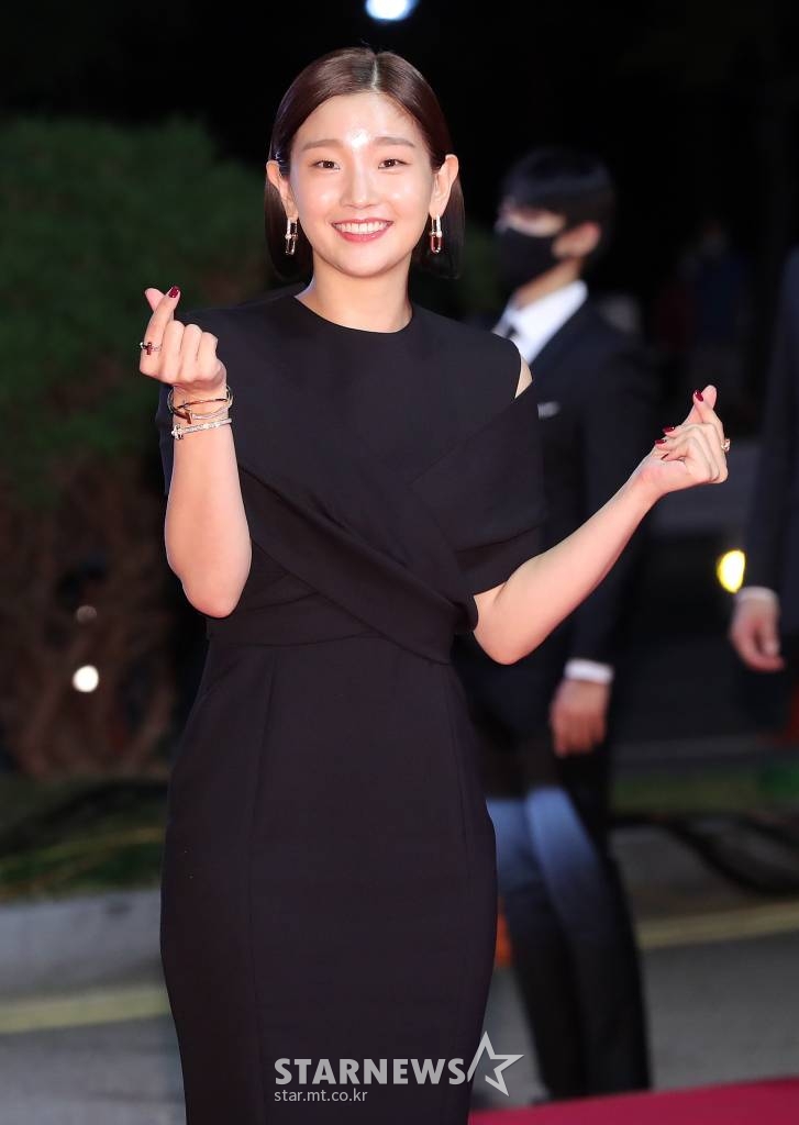 배우 박소담이 6일 오후 부산 해운대구 영화의전당에서 열린 '제26회 부산국제영화제'(BIFF) 개막식에 참석해 레드카펫을 밟고 있다. 2021.10.06 /사진=김창현 기자 chmt@