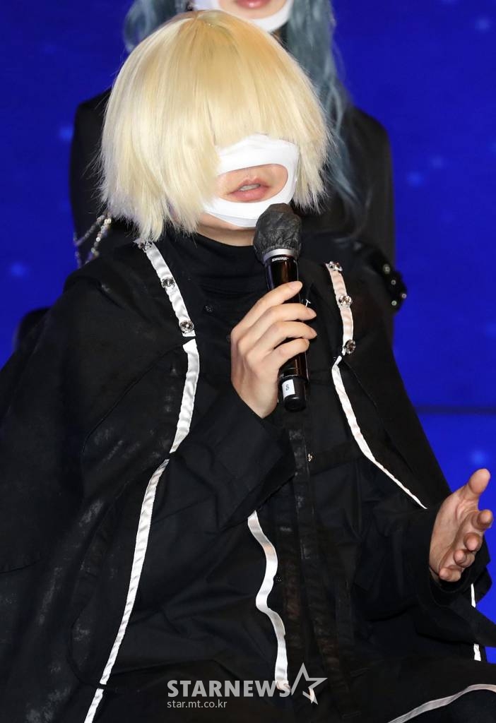 가수 신정환이 14일 오전 서울 동대문구 JW메리어트호텔에서 열린 TV조선 새 예능 '부캐전성시대' 제작발표회에 참석해 포즈를 취하고 있다. 2021.12.14 /사진=임성균 기자 tjdrbs23@