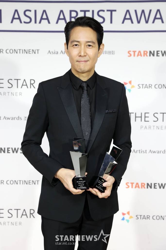 배우 이정재가 2일 오후 서울 강서구 KBS아레나에서 진행된 '2021 Asia Artist Awards(2021 아시아 아티스트 어워즈, 2021 AAA)' 시상식에서 AAA 대상 올해의 배우상을 수상하고 포즈를 취하고 있다. 스타뉴스가 주최하고 AAA 조직위원회가 주관하는 AAA는 어디에서도 보지 못했던 새로운 무대를 선보이며 전 세계 팬들의 눈과 귀를 사로잡아 명실상부 NO.1 글로벌 시상식으로 거듭났다. /사진=AAA 기자 star@