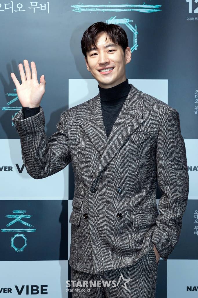 배우 문채원, 이제훈이 16일 오전 온라인으로 진행된 네이버 오디오 무비 '층' 제작보고회에 참석해 포즈를 취하고 있다. 2021.12.16 <사진=㈜스토리웨이브픽쳐스> /사진=임성균 기자 tjdrbs23@